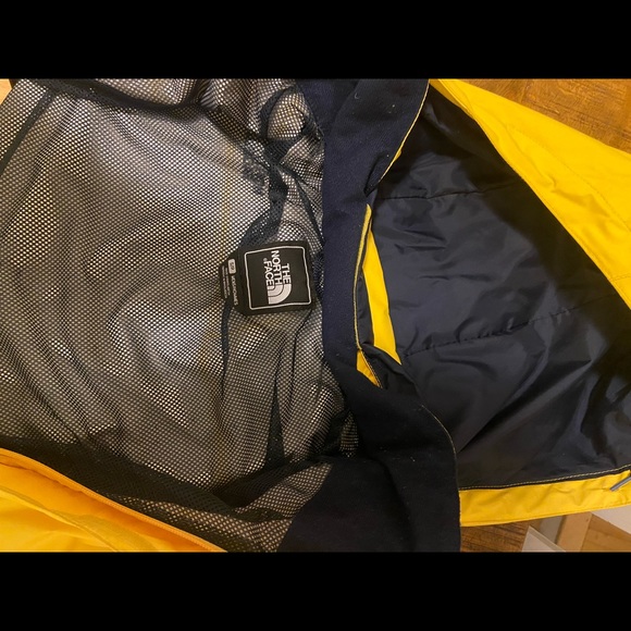 The North Face rain jacket yellow - Picture 4 of 4